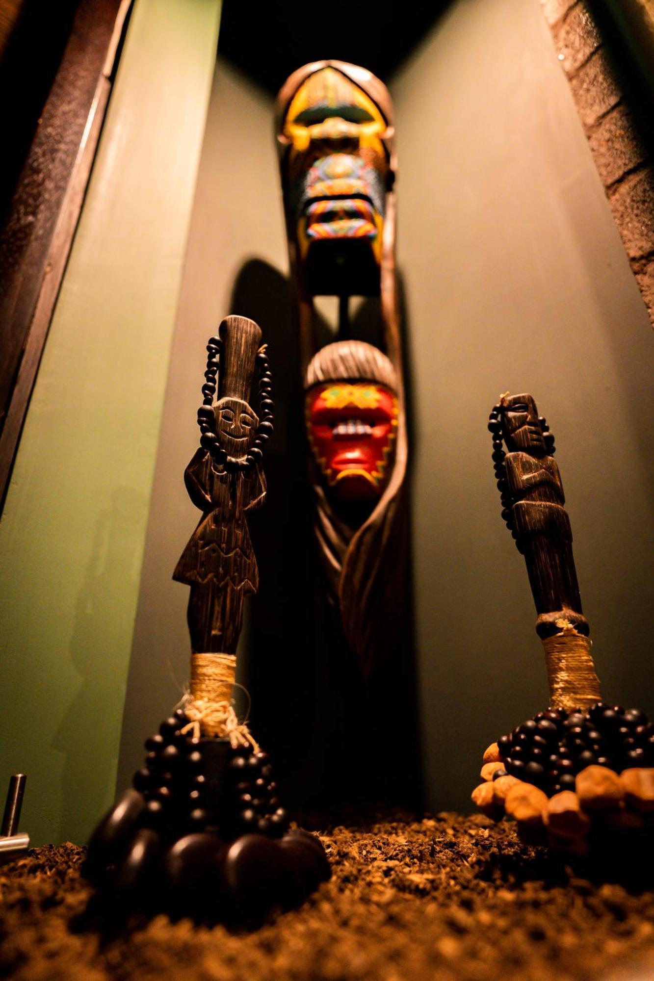 Diez Hotel Categoria Colombia Medellín Dış mekan fotoğraf A Voodoo priest