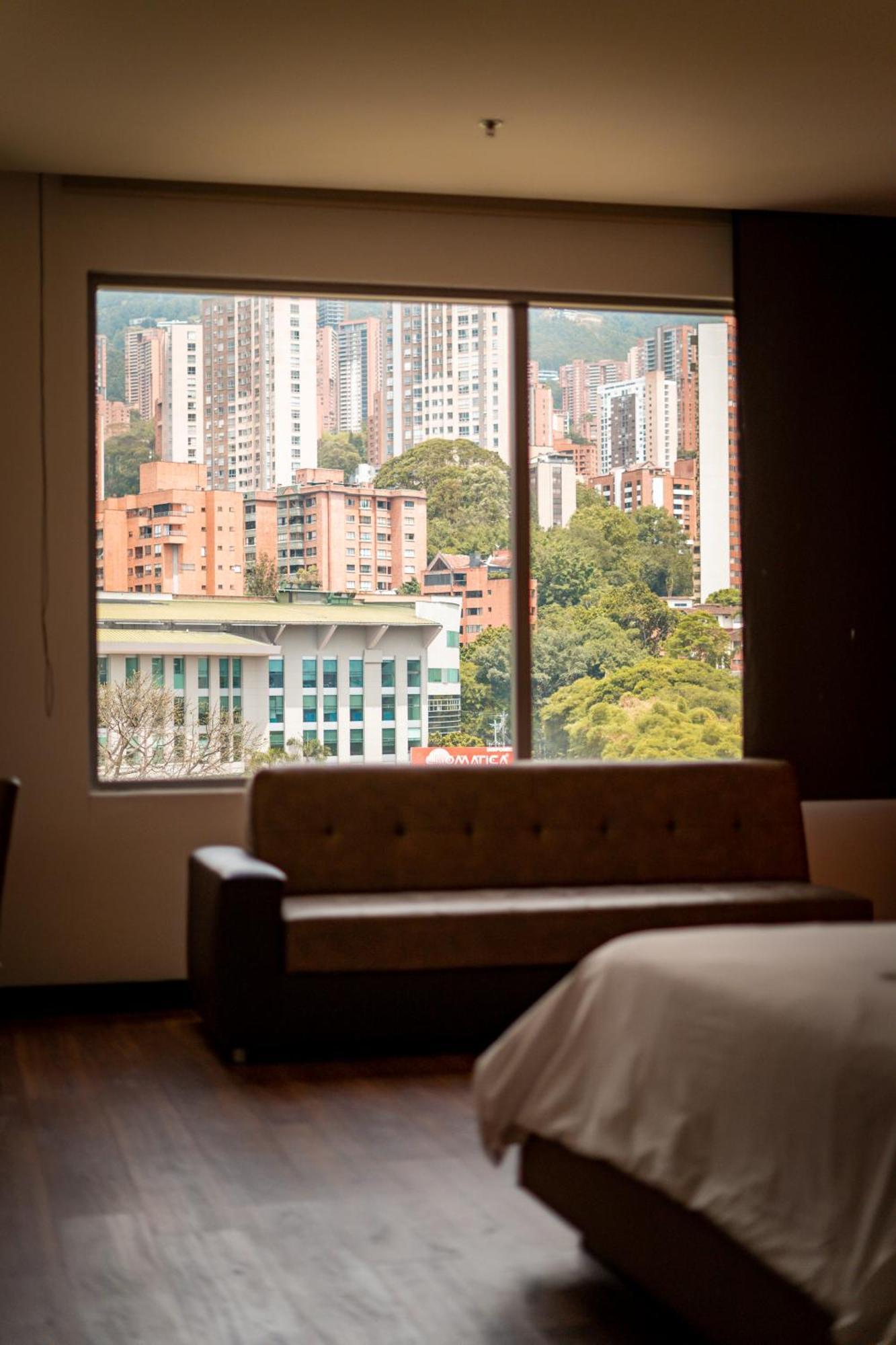 Diez Hotel Categoria Colombia Medellín Dış mekan fotoğraf View of the stadium from the hotel